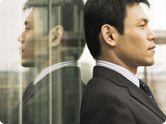 口に違和感を感じる男性